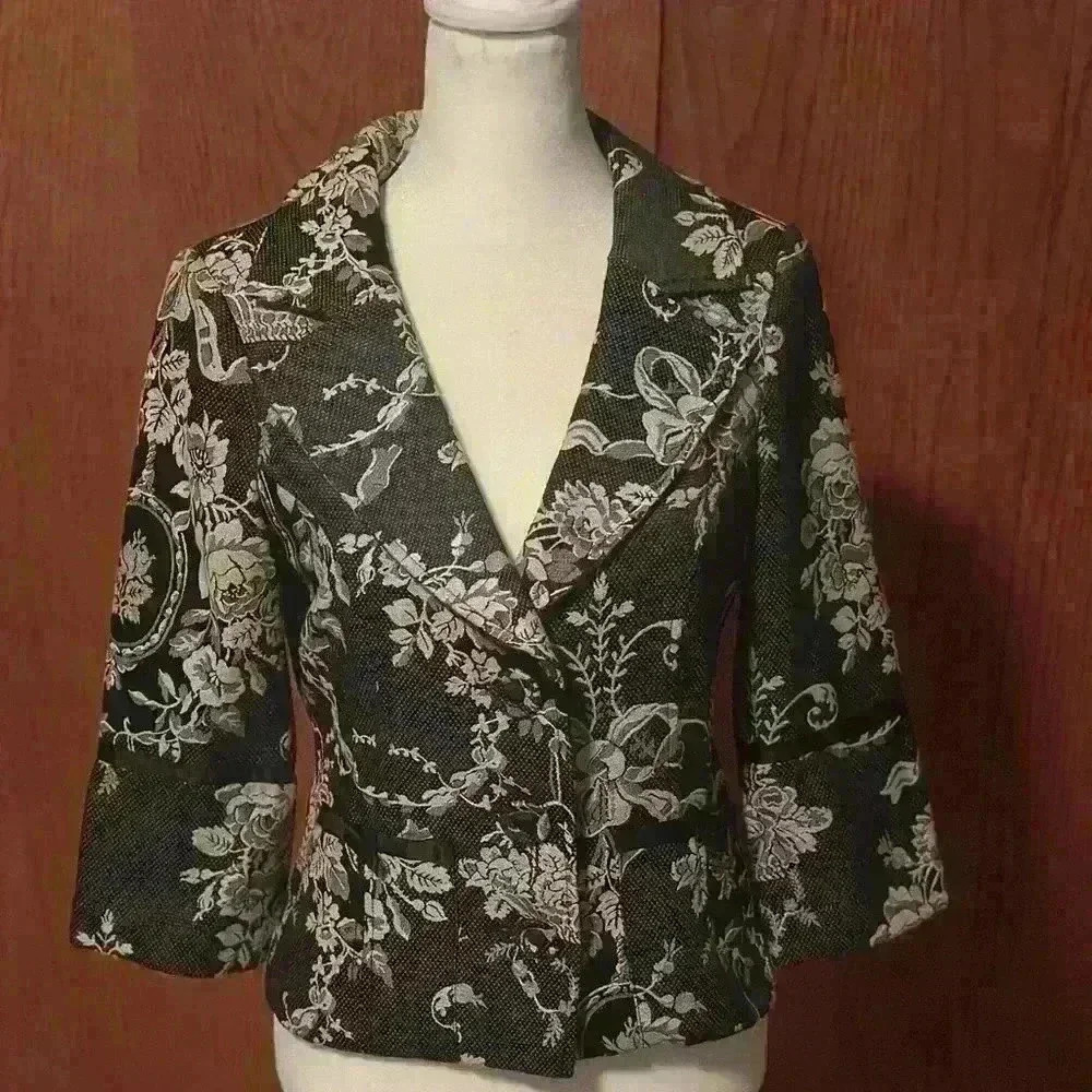 White House Black Market Floral Look Women’s Blazer. Size 2 Brocade Blazer